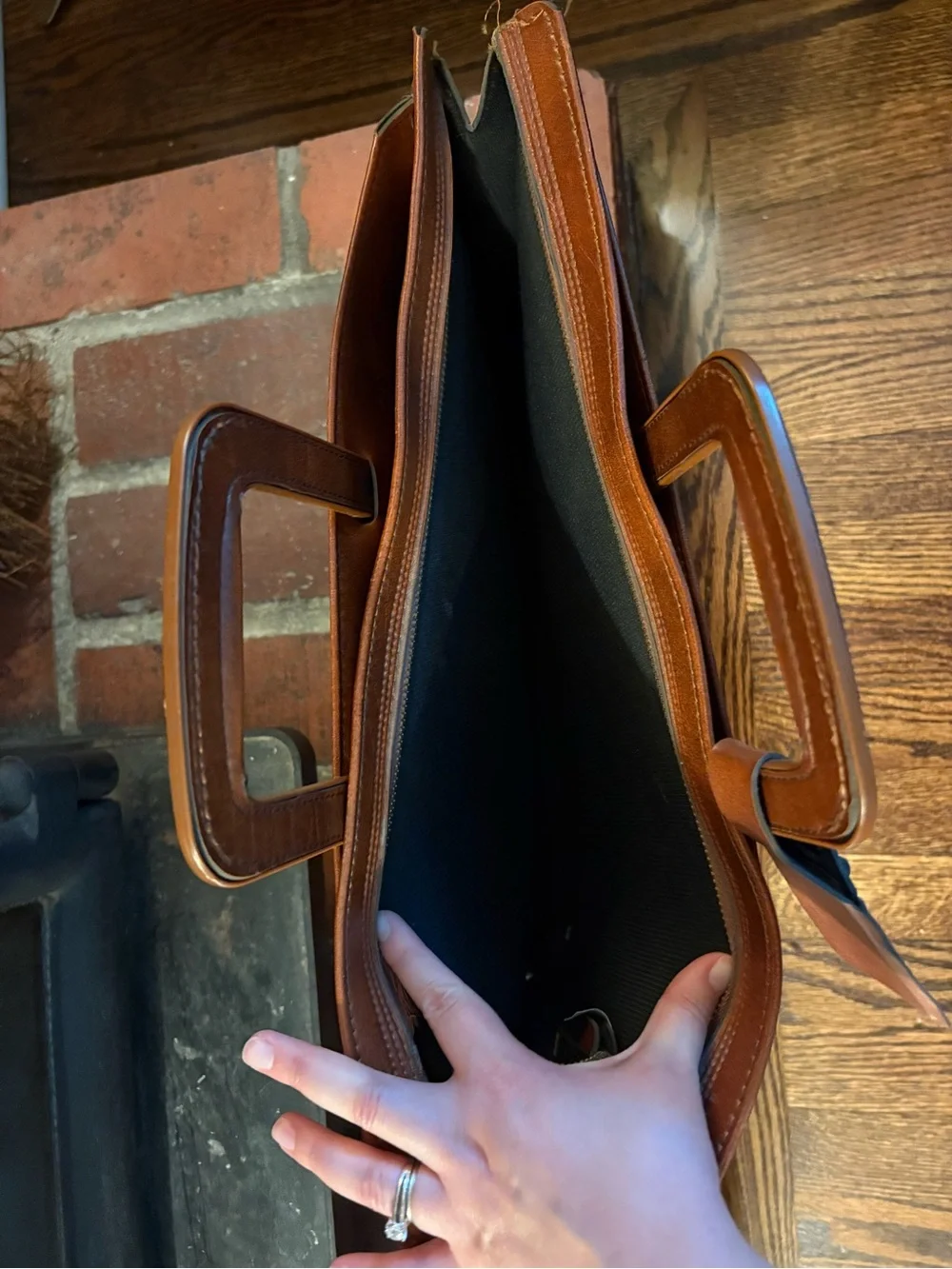 Vintage Brown Leather Portfolio Briefcase - Sleek Professional Carry with zipper